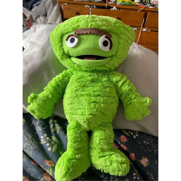 Fao Schwarz Toy's Green Sesame Street Hasbro Oscar the Grouch Action Figure 16” - Picture 9 of 10